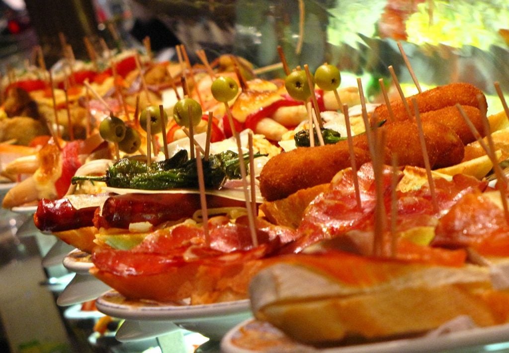 Tapas de jamón, chistorra, tortilla, pimientos y croquetas en un restaurante de Madrid