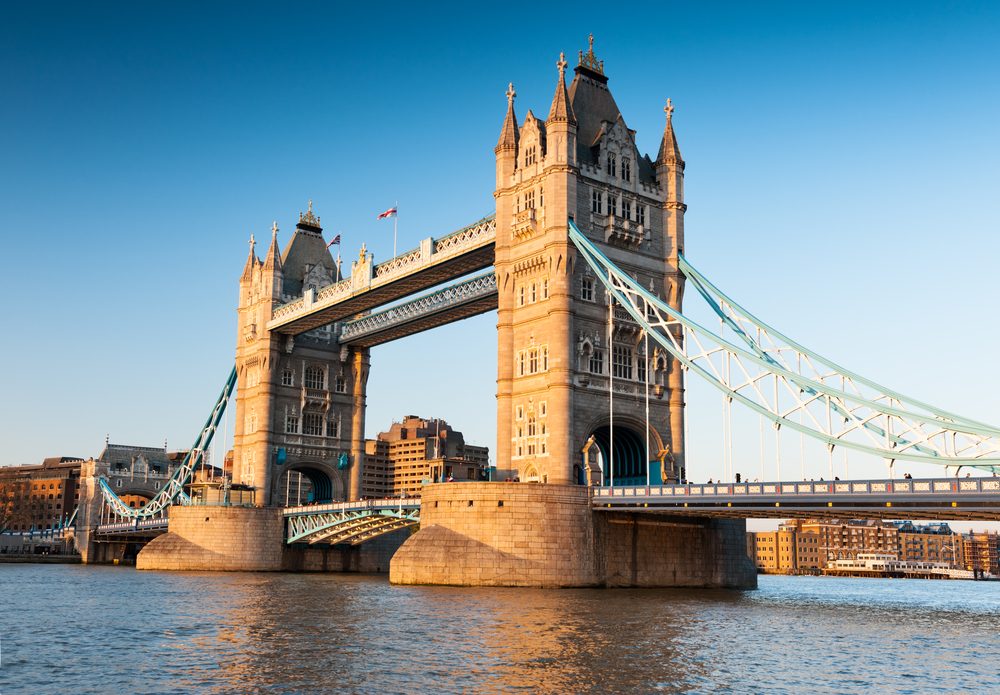 Puente de la torre o Tower Bridge sobre el río Támesis en Londres