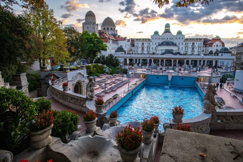 Balneario con piscina exterior en Budapest