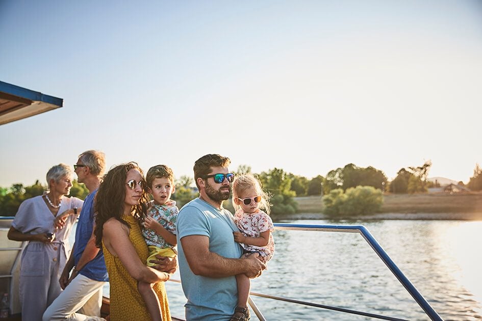 Familia con padre, madre y bebés a orillas del Danubio en Budapest