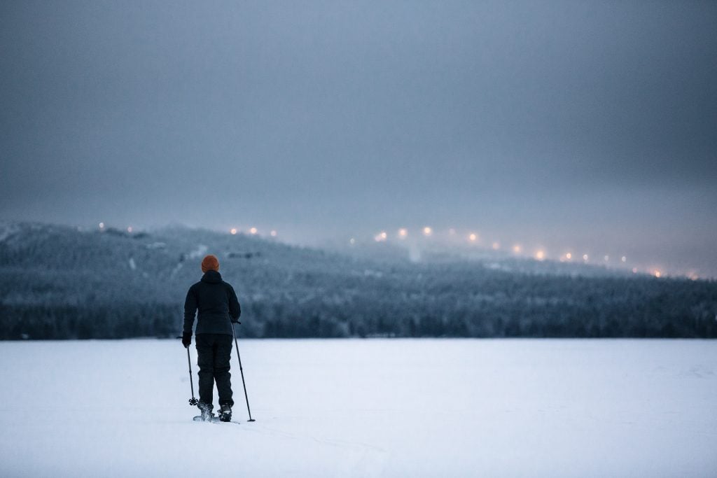 Una mujer camina por la nieve en las pistas de esquí de la Laponia finlandesa