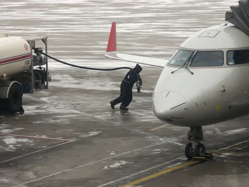 avion repostando