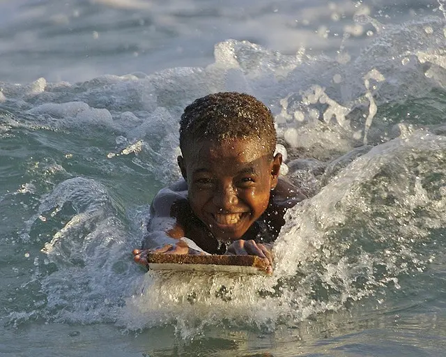 haciendo surf en Papua, Nueva Guinea haciendo surf en Papua, Nueva Guinea