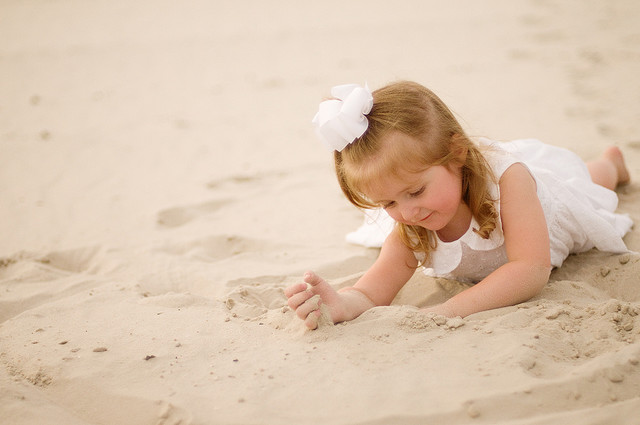 niña con vestido blanco en la playa