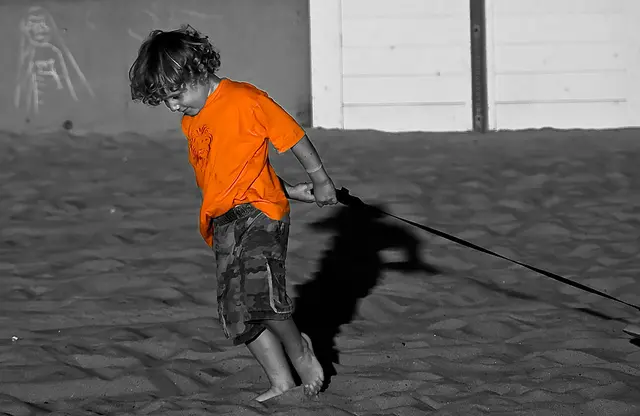 niño vestido de naranja niño vestido de naranaa