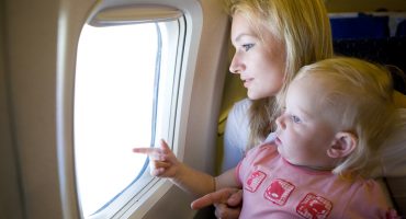 Consejos para viajar en avión con bebés de 0 a 12 meses