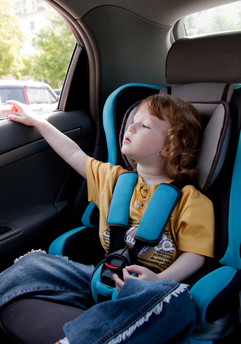 niños de viaje en coche 