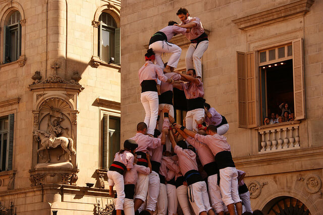 castellers en la plaça sant jaume