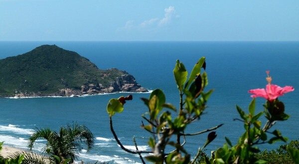 Bahía de Praia do Rosa, en Brasil