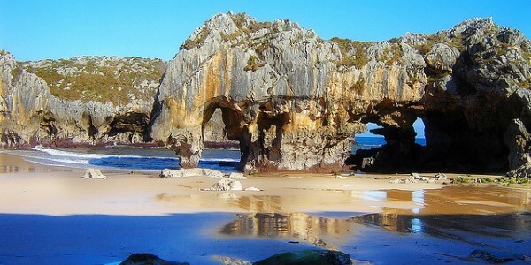 Cuevas del Mar, Llanes
