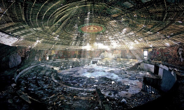 El Monumento Buzludja de Bulgaria