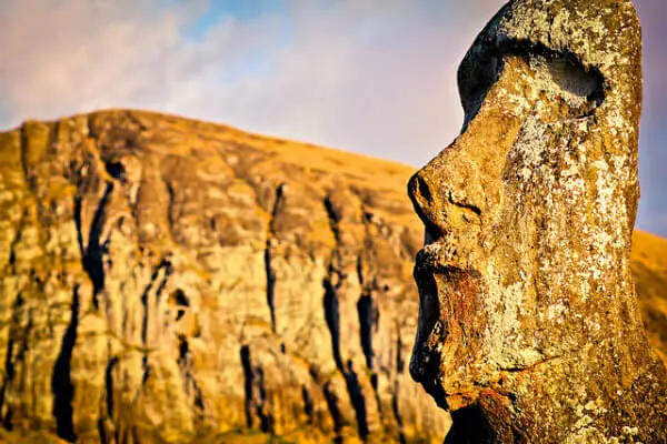 Descubre los lugares más románticos del mundo. estatua moai en la isla de pascua