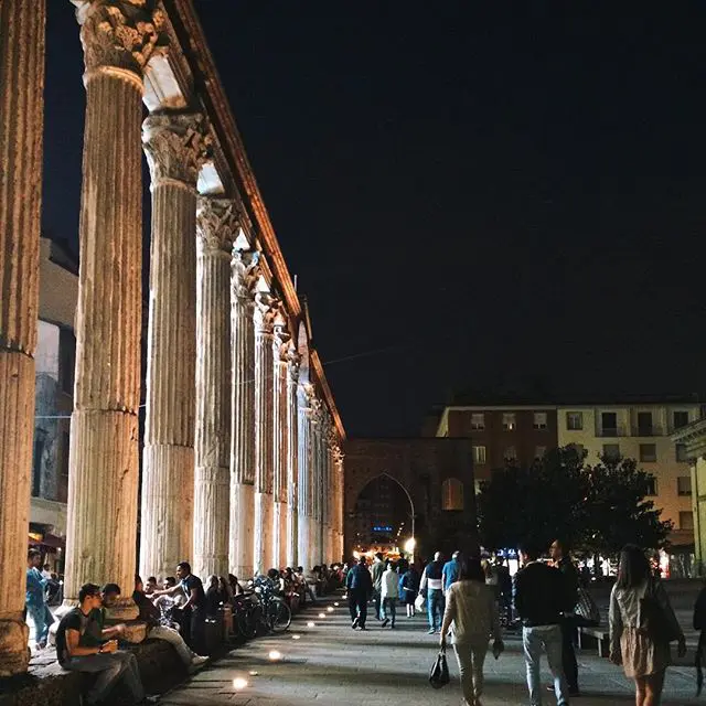 Columna de San Lorenzo de noche