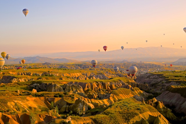 14 lugares perfectos para besar a tu pareja en San Valentín. Globo aerostático