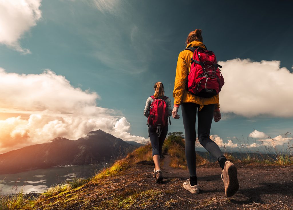 viajeras haciendo trekking