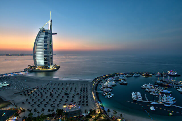 Panorámica con el hotel Burj Al Arab en Dubái