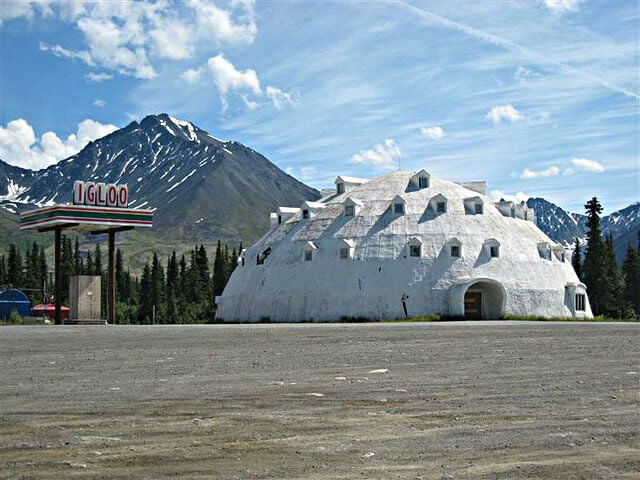 hotel igloo abandonado