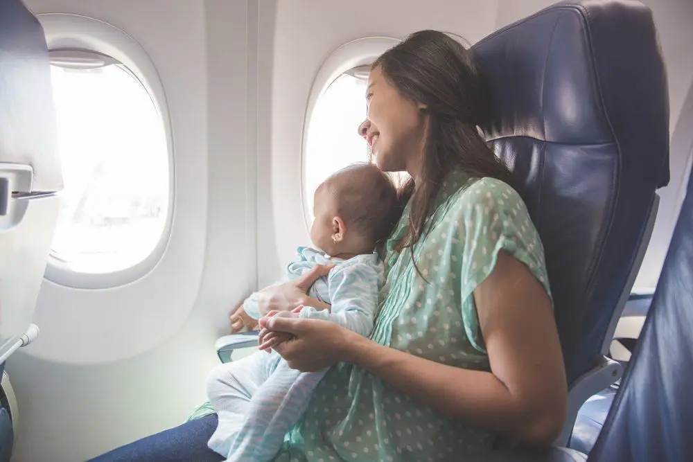 Empuje Emular fantasma Volar con bebés: tarifas y normas según la compañía aérea | eDreams