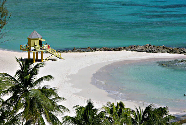 playa de arena blanca en barbados