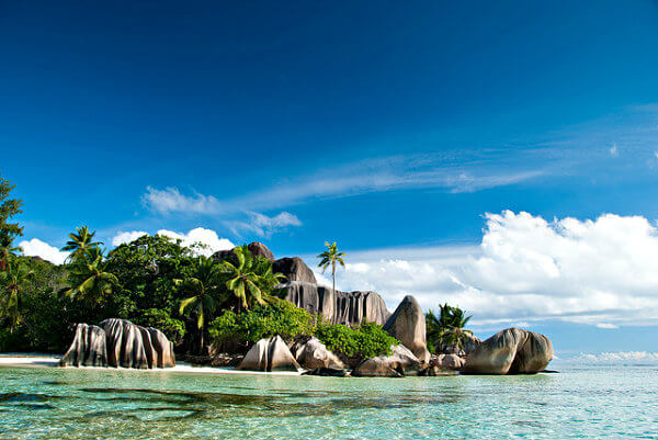 playa con palmeras en seychelles