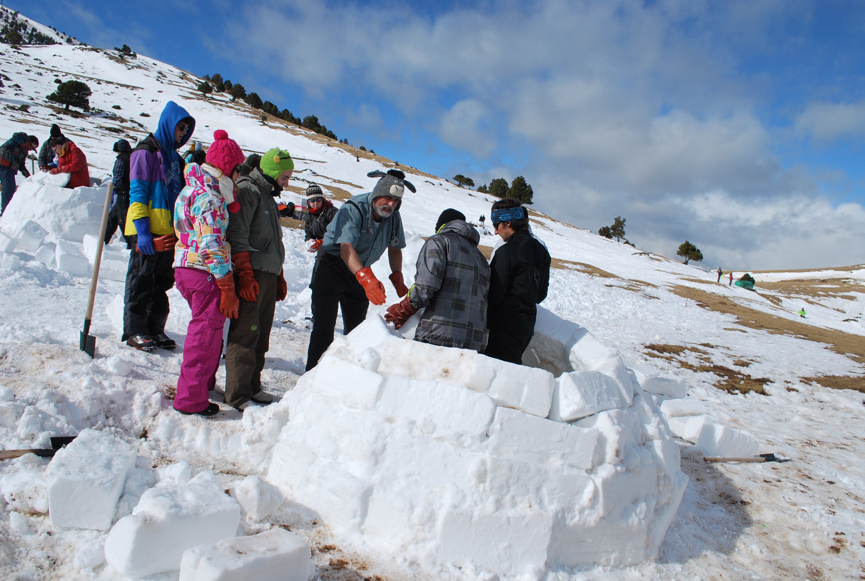 Aternativas originales al esquí - Pirineos de Catalunya. Construir iglús