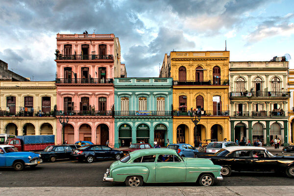 calle con coches en la habana