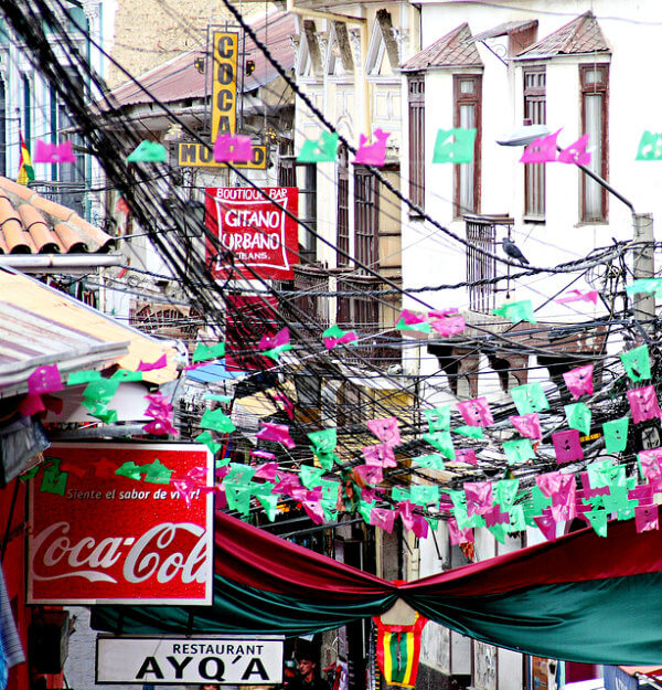 calle con banderolas en La Paz