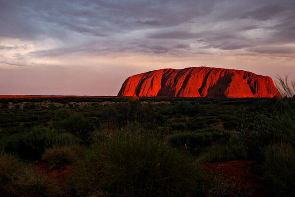 uluru al atardecer