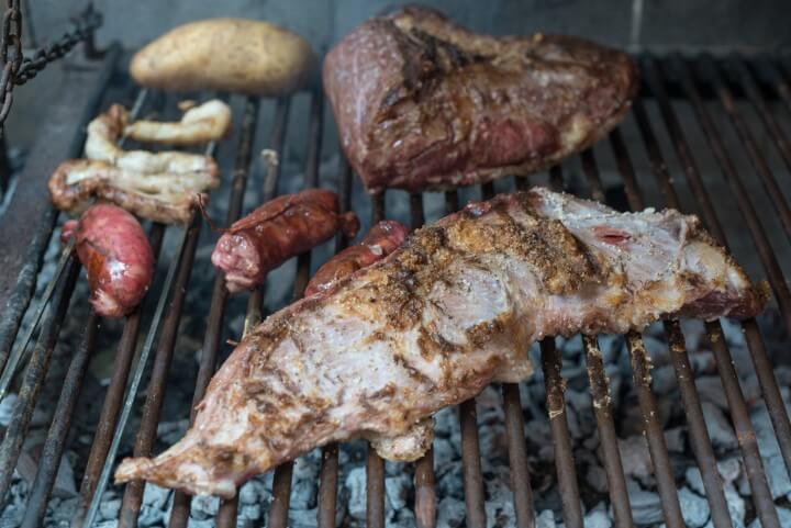 Típico asado argentino que incluye diversos tipos de carne como morcilla, pollo, matambre o chorizo