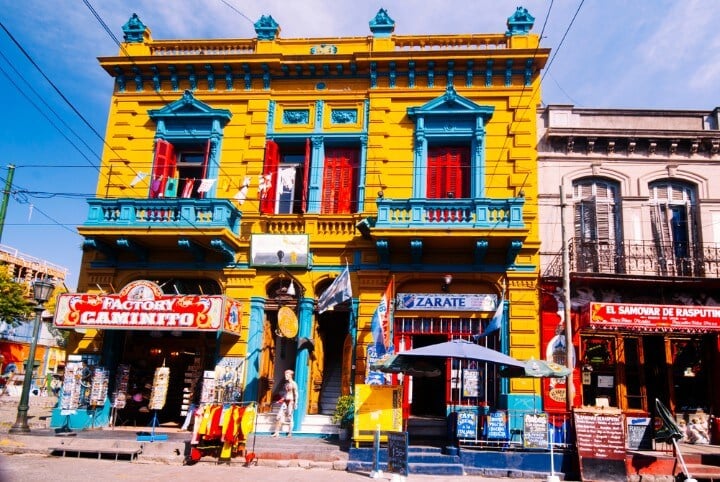 Pasaje Caminito en el barrio La Boca de Buenos Aires, famoso por sus casas de colores