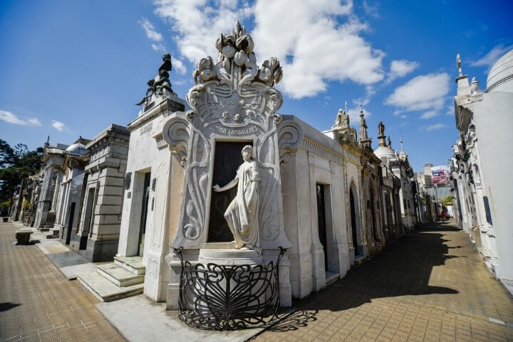 Cementerio del barrio Recoleta de Buenos Aires, conocido por sus imponentes mausoleos al aire libre