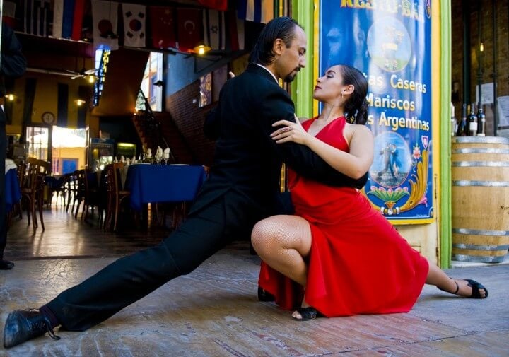 Pareja de baile ejecutando un tango en el Barrio La Boca de Buenos Aires