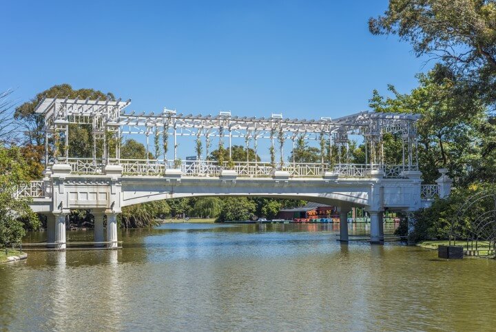 Puente del parque El Rosedal, dentro del Parque 3 de Febrero, también conocido como Bosques de Palermo