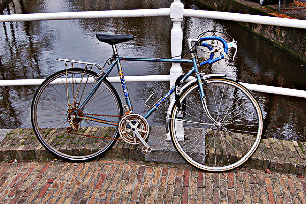 bici en uno de los canales de rotterdam