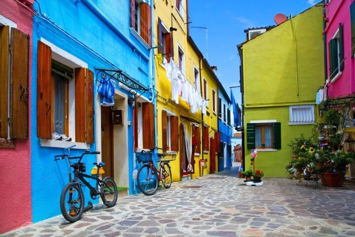 Calle de la Isla de Burano en Venecia con las fachadas de colores