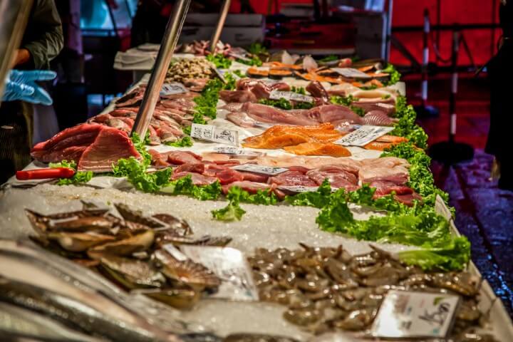 Puesto de pescado en el mercado de Rialto en Venecia