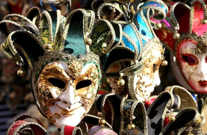 Máscaras venecianas de distintos colores en Venecia