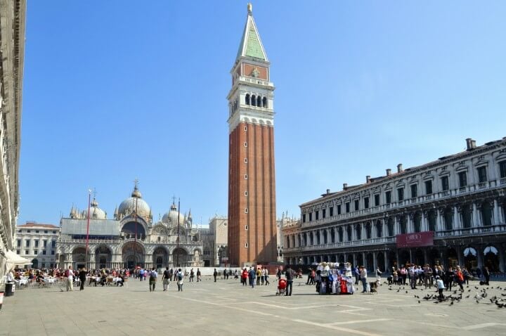 Plaza de San Marcos en Venecia con la basílica y el campanario al fondo