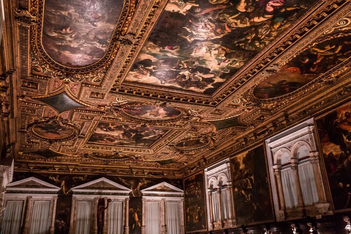 Interior de la Scuola Grande di San Rocco en Venecia con pinturas de Tintoretto