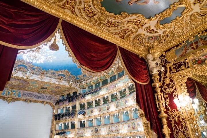 Interior del teatro de la Ópera La Fenice en Venecia