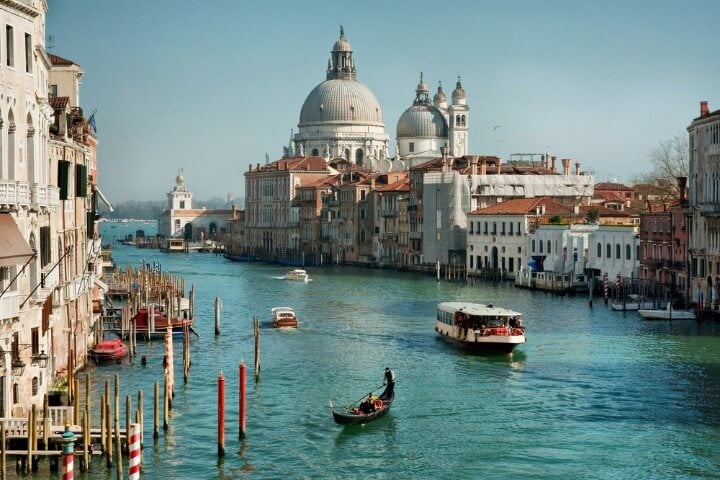 Vaporetto surcando el Gran Canal de Venecia