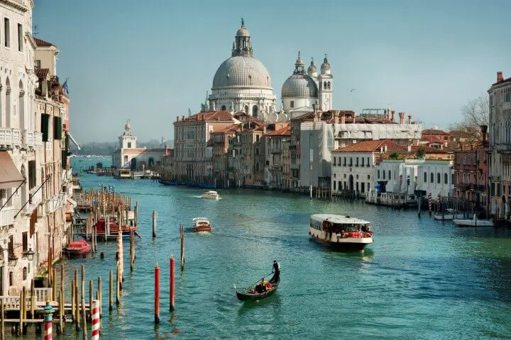 Vaporetto surcando el Gran Canal de Venecia