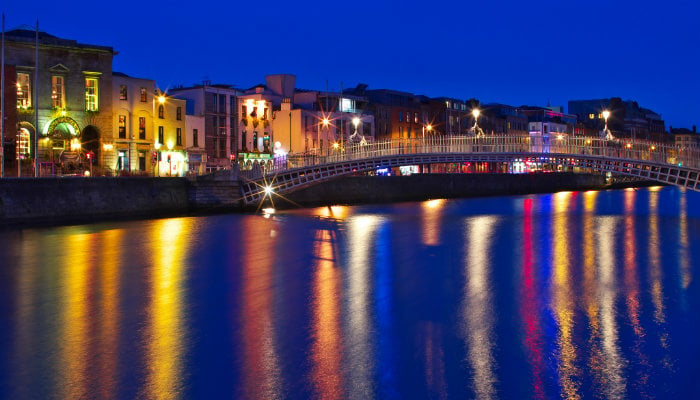 puente de dublin de noche