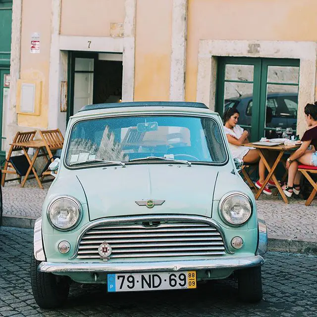 coche antiguo en lisboa
