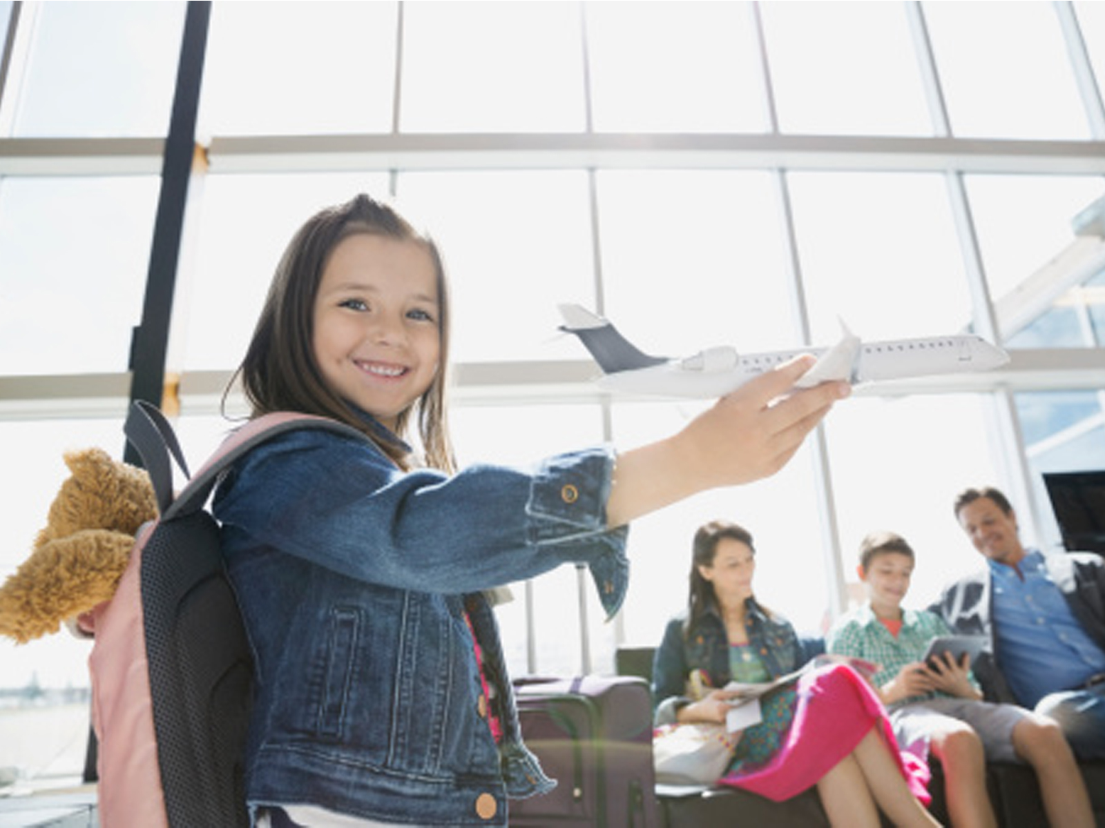 niña jugando en el aeropuerto