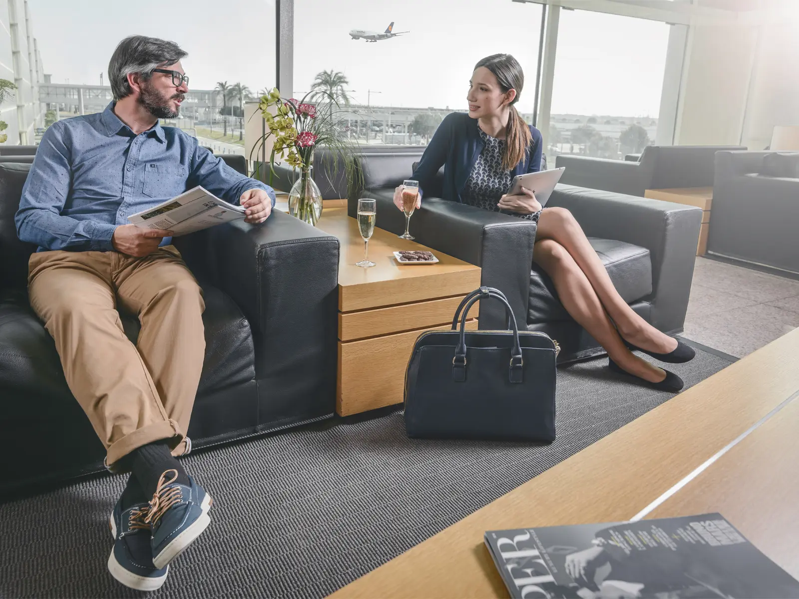 pareja en una sala vip del aeropuerto