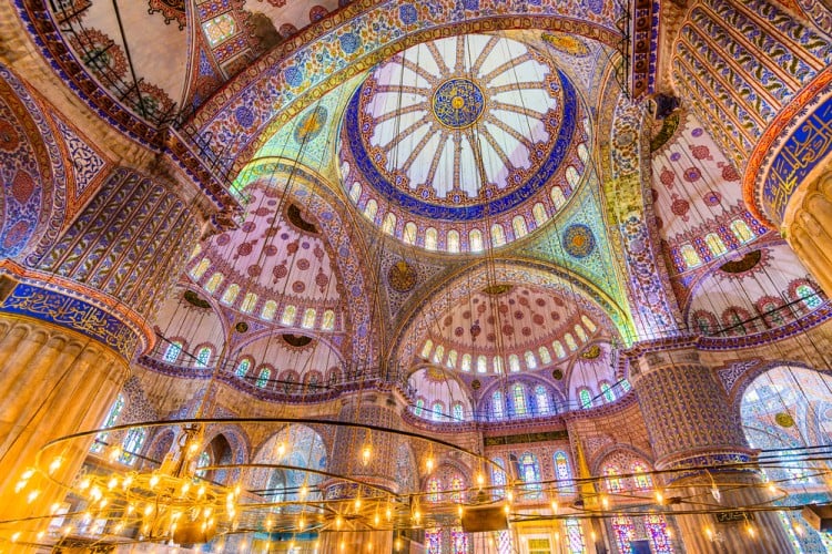 Interior de la Mezquita Azul en Estambul