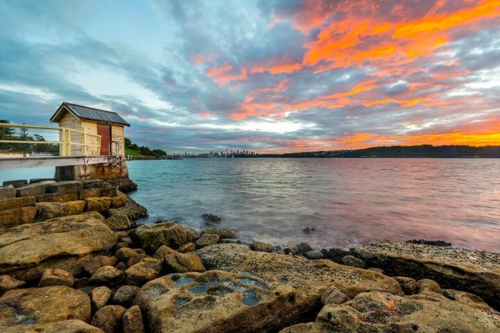 Amanecer con nubes rosas y azuladas en Watson Bay Sídney