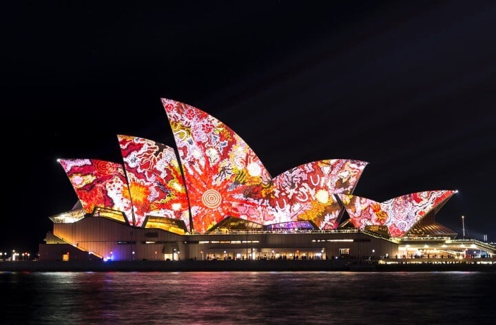 Opera House de Sídney iluminada con colores durante el Vivid Festival