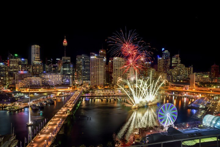 Fuegos artificiales multicolor en Darling Harbour en Sídney